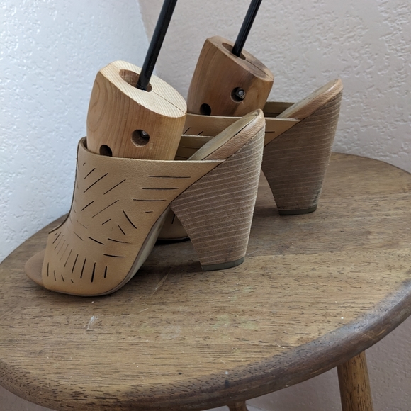 Report Signature tan heel mule slip on. Size 7.5. - Picture 6 of 6